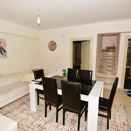 Cozy Duplex Close To Airport In Apartament *