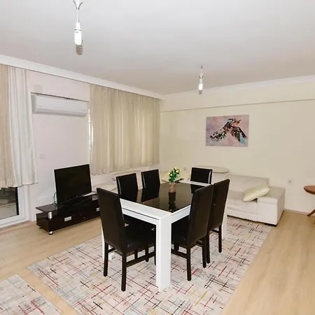 Cozy Duplex Close To Airport In Apartament *