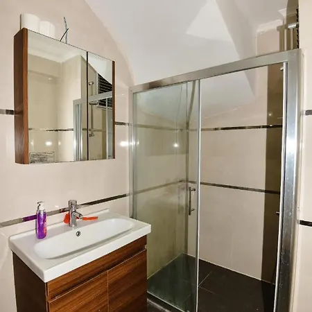Cozy Duplex Close To Airport In *